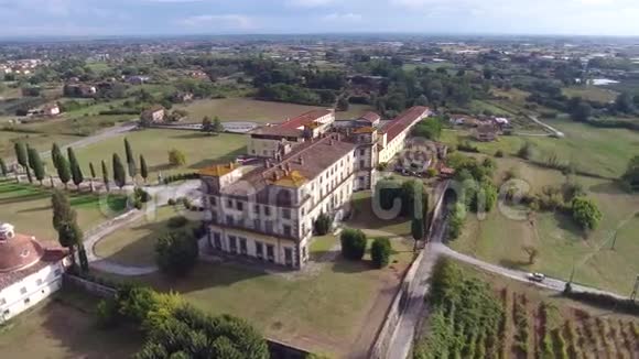 空中射击华丽的经典中世纪意大利别墅与无人机拍摄视频的预览图