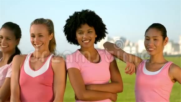 为乳腺癌穿粉色衣服的女人视频的预览图