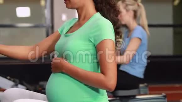 在健身房工作的孕妇视频的预览图