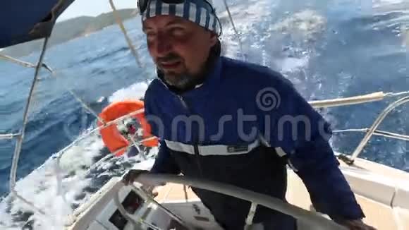在海上航行的年轻人游艇船长视频的预览图