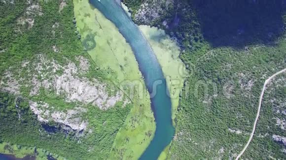 黑山Crnojevica河峡谷鸟瞰视频的预览图