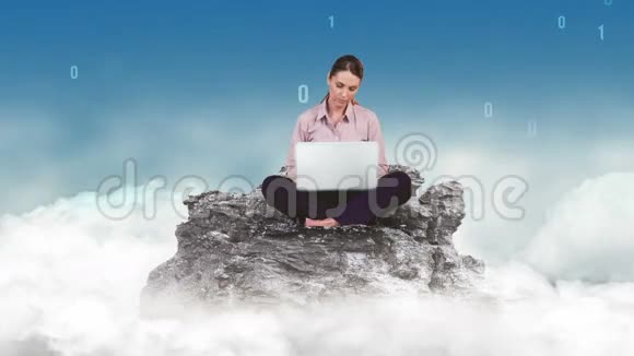 女商人在云端使用笔记本电脑视频的预览图