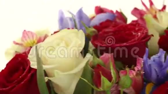 美丽的花束玫瑰虹膜和阿尔斯特洛美利亚旋转视频的预览图