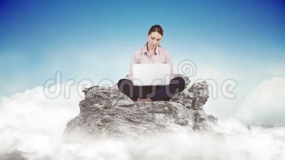 女商人在云端使用笔记本电脑视频的预览图