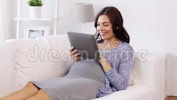 有平板电脑的快乐孕妇视频的预览图