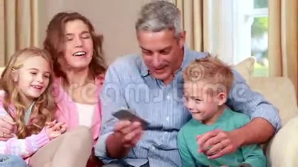 幸福的家庭在沙发上自拍视频的预览图