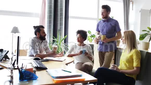 快乐的创意团队在办公室喝咖啡视频的预览图