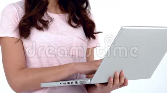 微笑的女人用她的笔记本电脑视频的预览图