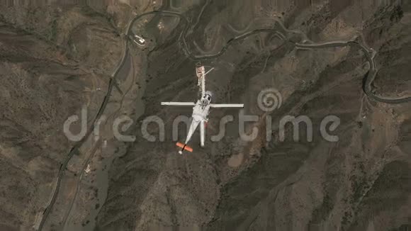 直升机飞过高山视频的预览图