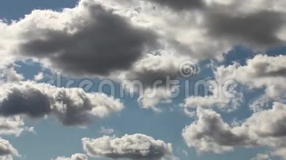 云彩和天空的时间流逝视频的预览图