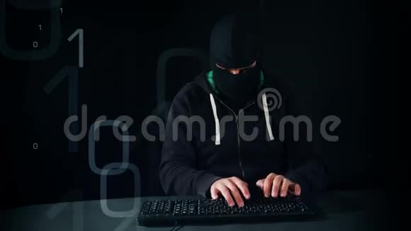 电脑黑客在键盘上打字视频的预览图