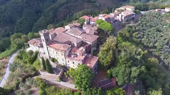 华丽的无人机飞越位于山上的一个意大利小村庄有一些中世纪的建筑欧洲柔和的夜晚视频的预览图