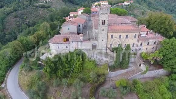 华丽的无人机飞越位于山上的一个意大利小村庄有一些中世纪的建筑欧洲柔和的夜晚视频的预览图