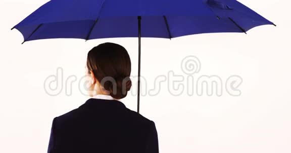 女商人站着拿着雨伞视频的预览图