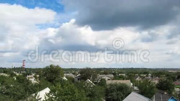 天空中的云在城市的房屋上移动视频的预览图