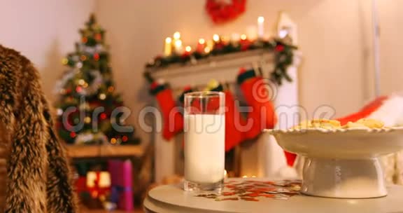 盘子里放着一杯牛奶的圣诞饼干视频的预览图
