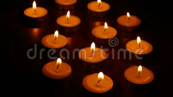 蜡烛燃烧浪漫的芳香静物的火烛之夜视频的预览图