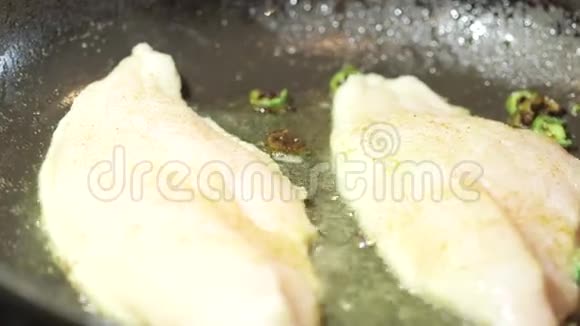煎锅煮鱼片海鲜晚餐视频的预览图