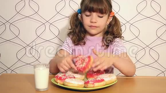 小女孩吃甜甜圈视频的预览图