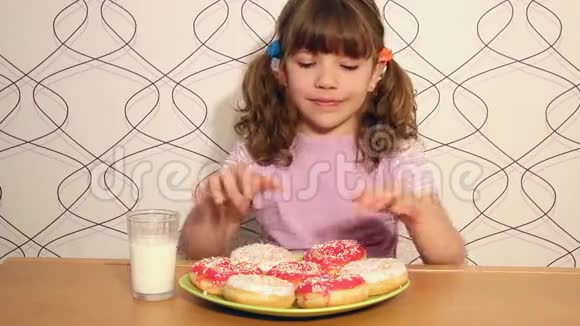 小女孩吃甜甜圈视频的预览图