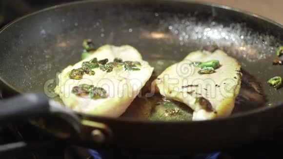 煎锅煮鱼片海鲜晚餐视频的预览图