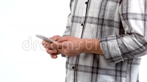 一个男人使用智能手机的中间部分视频的预览图