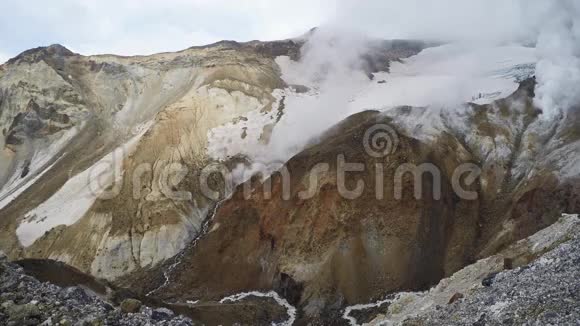 活火山火山口富马洛尔热场温泉视频的预览图