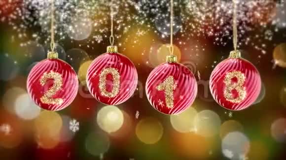 悬挂2018年数字闪光圣诞球在黄金博克背景4K视频的预览图