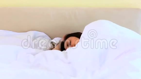 迷人的女人睡觉视频的预览图