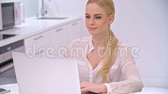 金发女孩坐在膝上工作视频的预览图