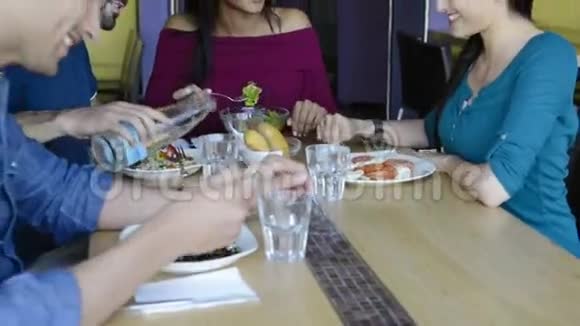 微笑的朋友一起吃饭视频的预览图