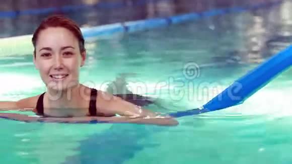 健身女子在游泳池里做水上有氧运动视频的预览图