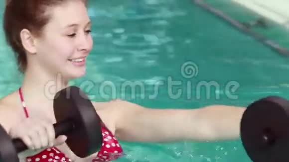 女人和教练一起做水上有氧运动视频的预览图