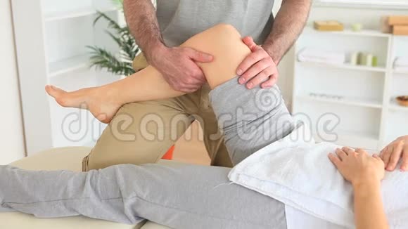 脊椎按摩师伸展女性膝盖视频的预览图