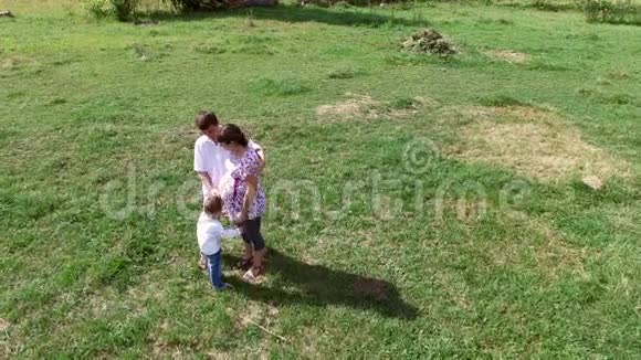 一家人走在夏日的草地上视频的预览图