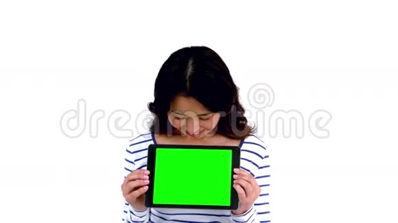 很漂亮的亚洲女人拿着平板电脑视频的预览图