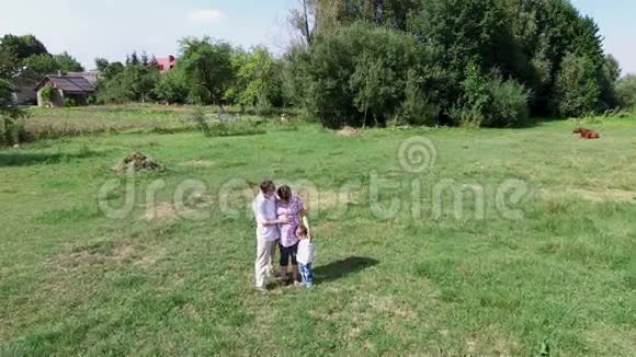 一家人走在夏日的草地上视频的预览图