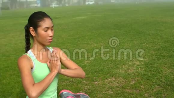 和平运动的女人做莲花姿势视频的预览图