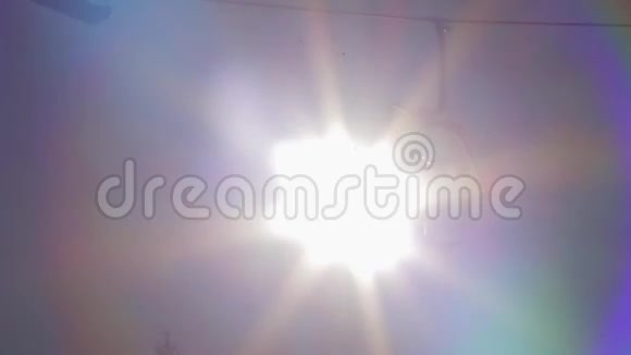 在太阳背景上滑雪视频的预览图