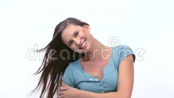微笑的女人举起手臂视频的预览图