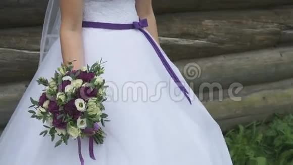 美丽的新娘捧着婚礼花束视频的预览图