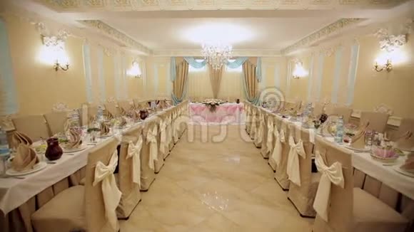 美丽明亮的餐厅举行婚礼视频的预览图