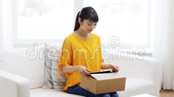 带包邮盒的快乐亚洲年轻女子视频的预览图