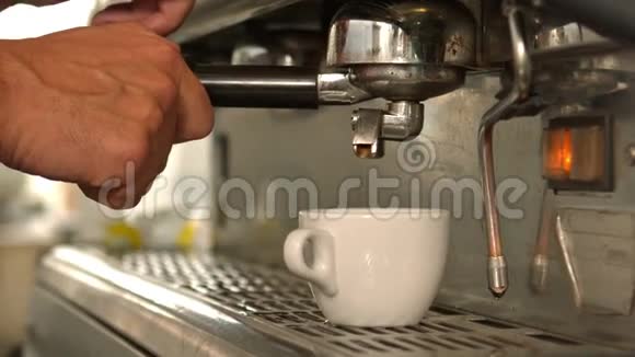 咖啡师在煮咖啡视频的预览图