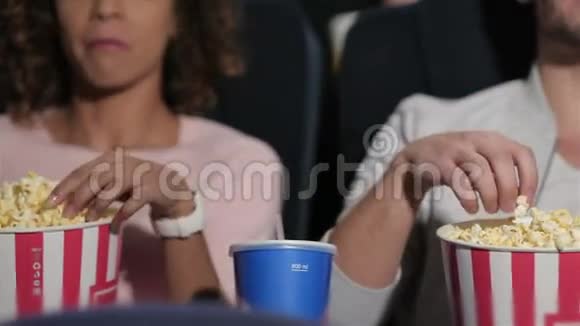一对在电影院吃爆米花的夫妇视频的预览图