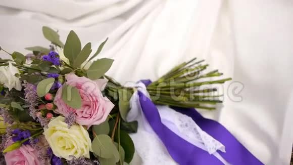 白色背景的新娘花束视频的预览图