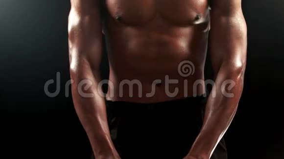肌肉发达的男人举起水壶铃视频的预览图