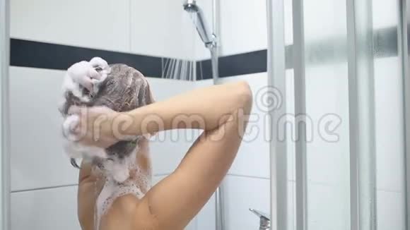 女人在洗澡视频的预览图