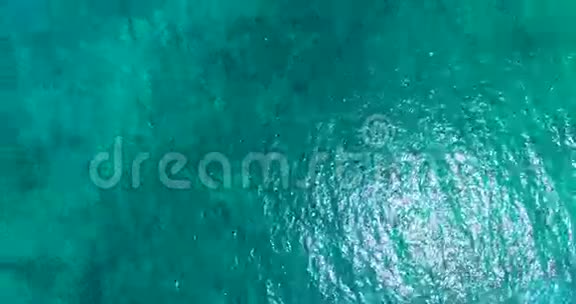 克罗地亚奥利布岛美丽的绿松石海的鸟瞰图视频的预览图