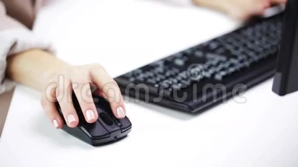 年轻的女商人在办公室里用电脑打字视频的预览图
